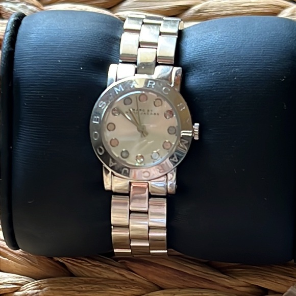 Marc by Marc Jacobs Women's MBM3217 Analog Display Analog Quartz Silver Watch - Picture 1 of 13